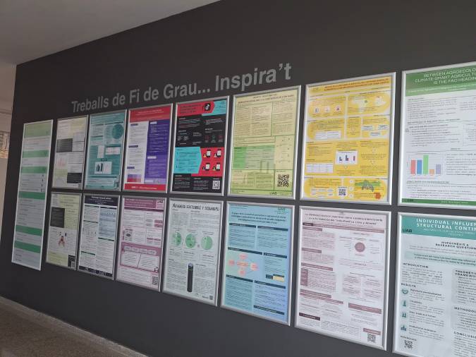 Paret de la Facultat amb TFG d'anys anteriors penjats